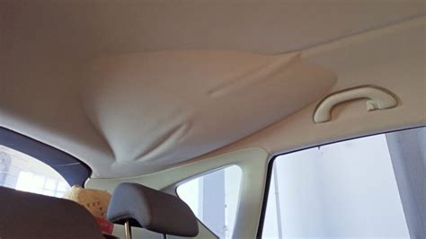 Interior de un coche con el techo descolgado