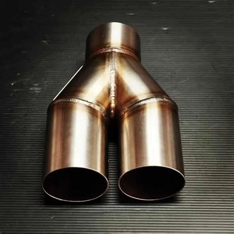 Doble cola de escape de acero inoxidable en un BMW E46 Coupé