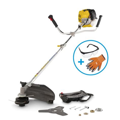 Desbrozadora Powerplus en acción en un jardín