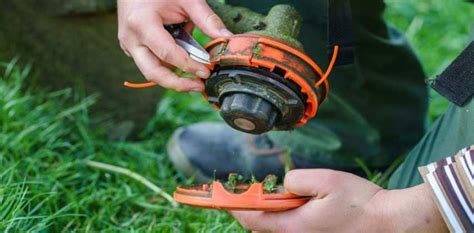 Primer plano de un cabezal de desbrozadora con hilo