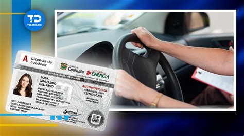 Persona presentando documentos para licencia de conducir