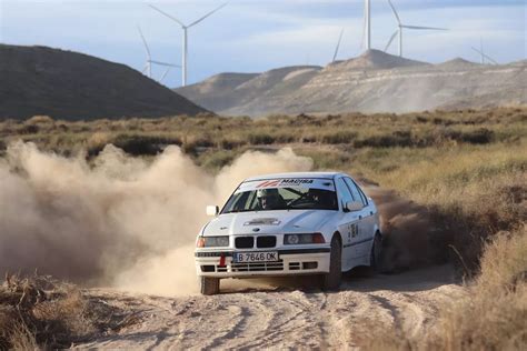 Piloto de rally conduciendo en un tramo de tierra