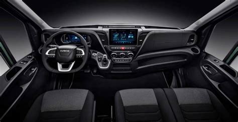 Interior de un Iveco Daily con panel de control
