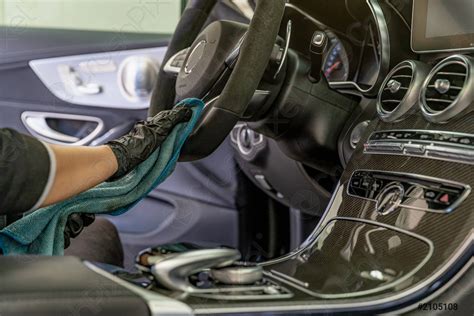 Detalle de limpieza interior de un coche de lujo