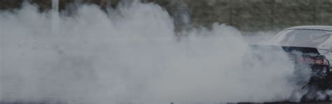 Vehículo emitiendo humo blanco por el escape