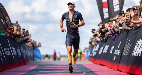 Lionel Sanders celebrando una victoria