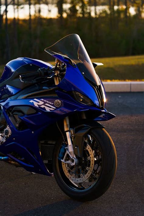 Motocicleta deportiva en carretera abierta