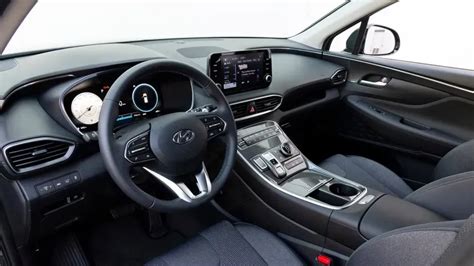 Interior del Hyundai Santa Fe 2023 con pantalla panorámica