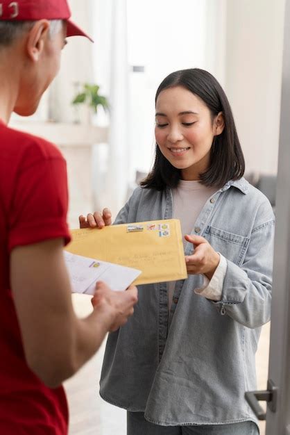 Persona entregando una carta certificada