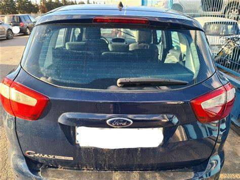 Ford C-Max con el portón trasero abierto