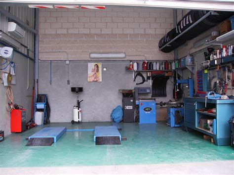 Taller mecánico con neumáticos