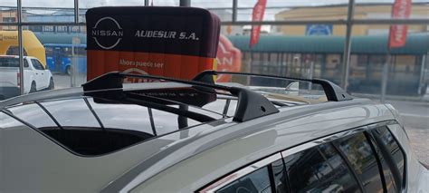 Nissan X-Trail 2005 con barras de techo cargadas