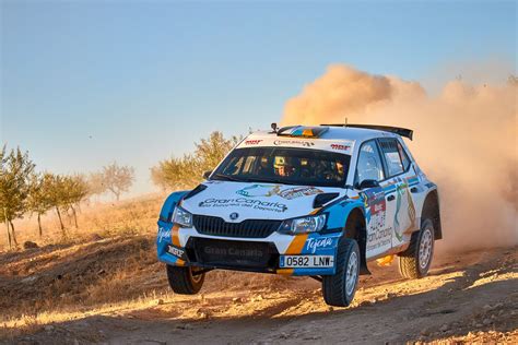 Un coche de rally de tierra en acción en Andalucía
