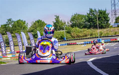 Un grupo de karts compitiendo en un circuito