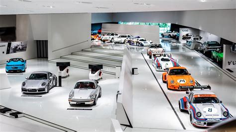 Primeros prototipos del Volkswagen en el garaje de Porsche en Stuttgart.