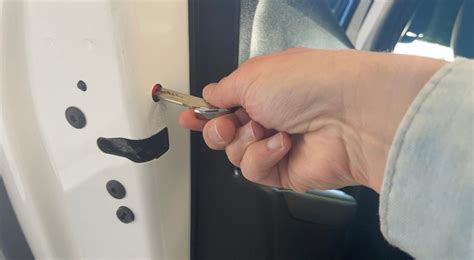 Primer plano de una cerradura de coche forzada