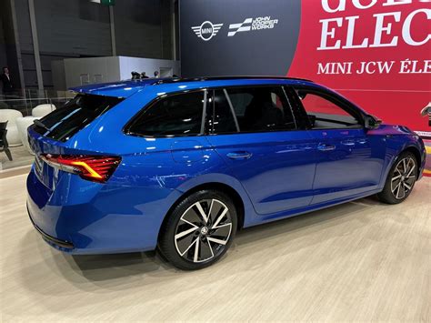 Škoda Octavia Combi RS iV en color azul eléctrico