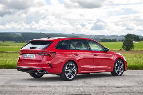 Vista trasera del Škoda Octavia Combi RS iV destacando el difusor y las salidas de escape