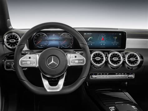 Interior del Mercedes-Benz Clase B 180 con pantalla MBUX