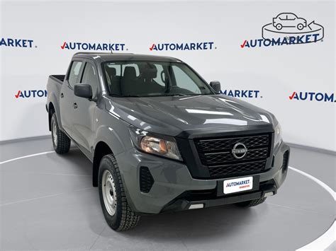 Interior de un auto Nissan seminuevo en exhibición