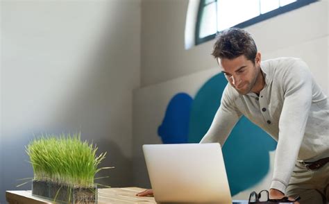 Joven emprendedor trabajando en un portátil