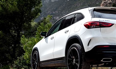 Mercedes-Benz GLA en un paisaje de montaña