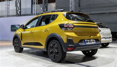 Dacia Sandero Stepway en una carretera costera de Alicante