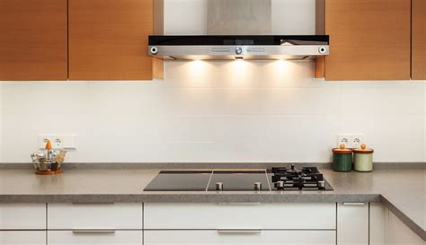 Campana extractora Whirlpool en una cocina moderna