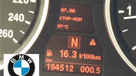 Captura de pantalla del menú oculto de un BMW mostrando la temperatura del motor