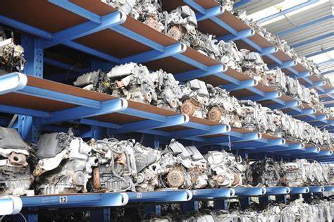 Interior de un desguace con estanterías de piezas