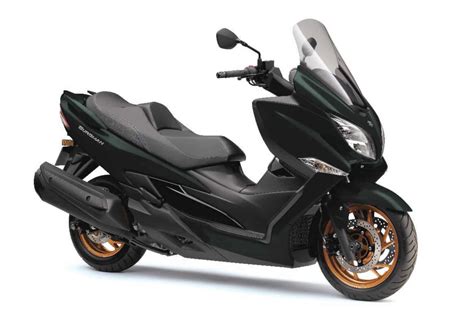 Suzuki Burgman 250 con su carenado abierto mostrando el motor