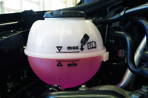 Depósito de expansión de refrigerante de una motocicleta con marcas de nivel