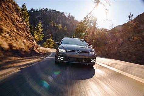 Volkswagen Golf GTI en una carretera escénica