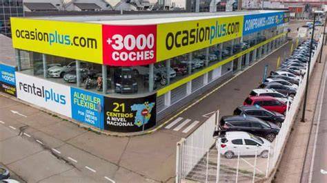 Interior de un concesionario OcasionPlus mostrando varios coches Volkswagen