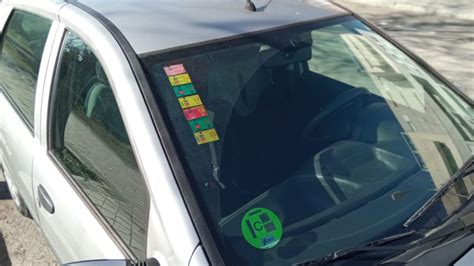 Pegatina de ITV en parabrisas