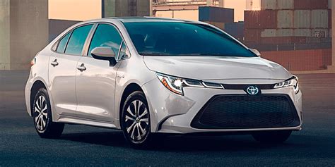 Interior de un Toyota Corolla con un smartphone conectado al sistema de infoentretenimiento