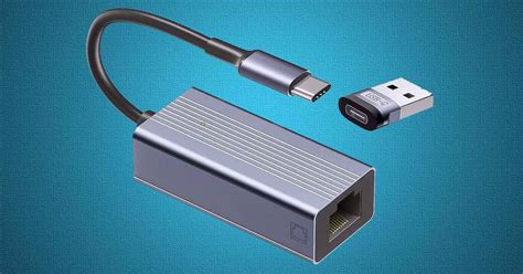 Primer plano de un adaptador USB para coche conectado a un puerto de 12V