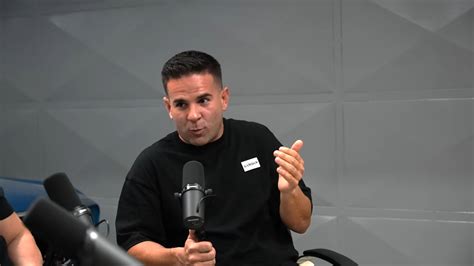 Ángel Gaitán dando una entrevista