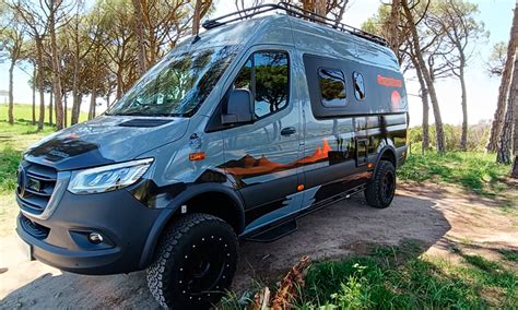 Furgoneta Mercedes Sprinter en carretera en Tenerife