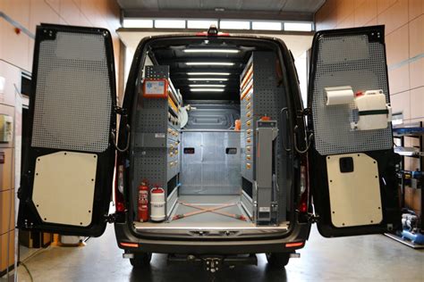 Interior de una furgoneta Mercedes Sprinter con equipo de trabajo