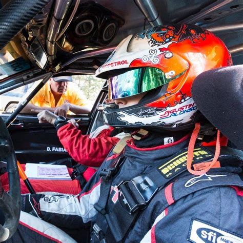 Piloto preparándose para un rally de tierra