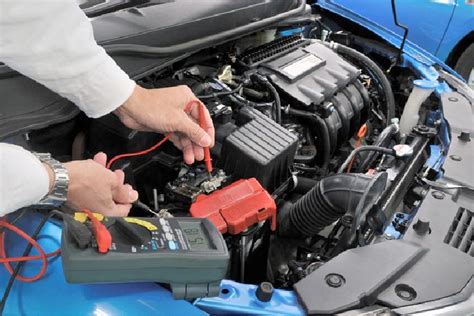 Un técnico realizando diagnóstico electrónico en un coche