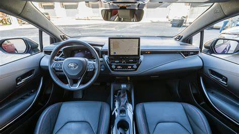 Interior del Toyota Corolla Touring Sports con pantalla multimedia