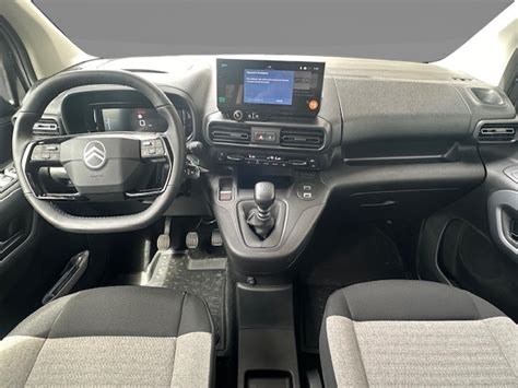 Interior del Citroën Berlingo Talla M mostrando asientos abatibles y espacio de carga