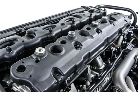 Detalle del motor SR20DET con tapa de válvulas roja