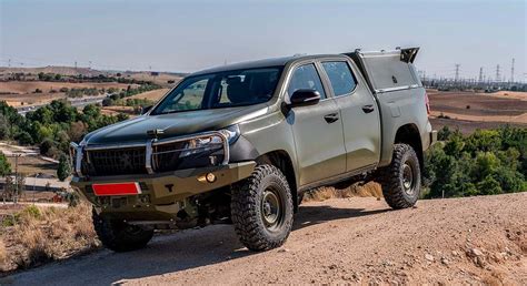 Vehículo militar 4x4 en terreno accidentado