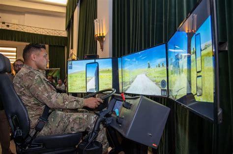 Interior de un simulador de conducción militar