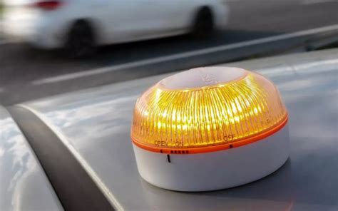 Vehículo con baliza V-16 en el techo