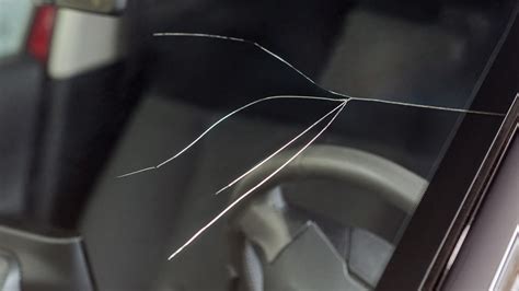 Parabrisas dañado con una grieta.