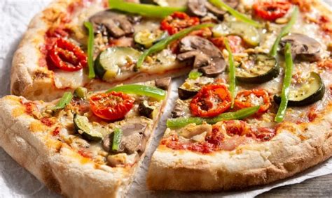 Pizza variada con ingredientes frescos